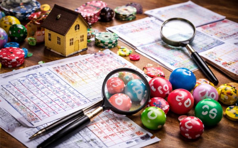 bảng số lô đề và sổ ghi kết quả dùng để soi cầu